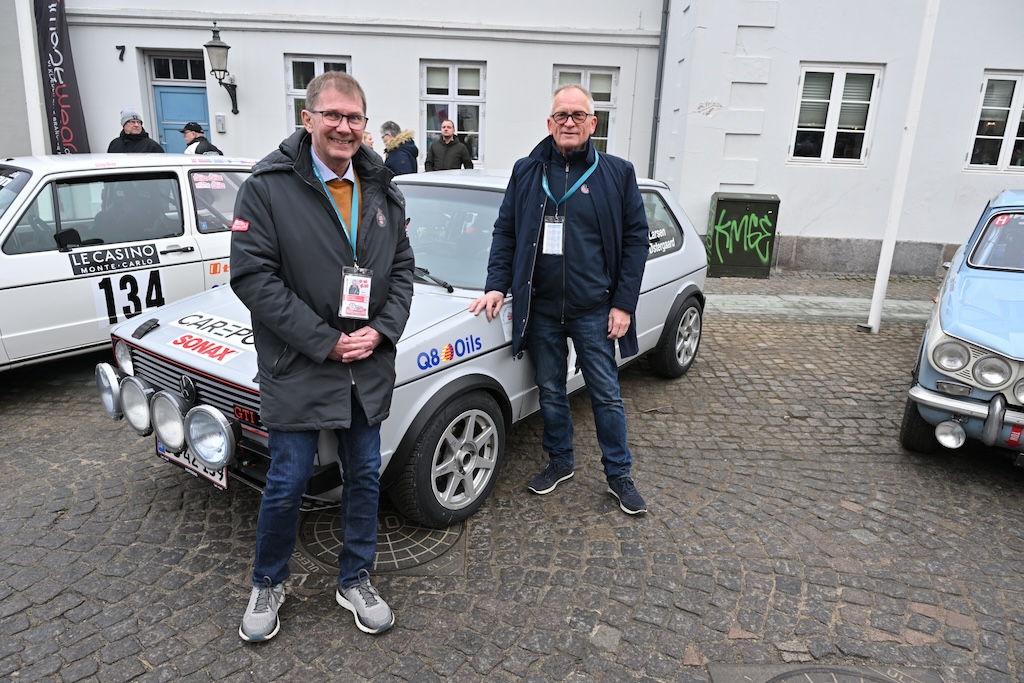 Chris Larsen fra Horsens (t.h.) er klar til start i Rallye Monte-Carlo Historique sammen med sin codriver Jan Østergaard fra Juelsminde. De stiller op i en VW Golf GTI fra 1982.
(Foto: Michael Eisenberg)